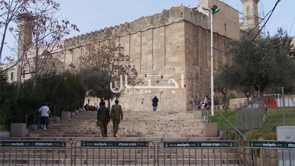الاحتلال يعتقل فتاة من الخليل